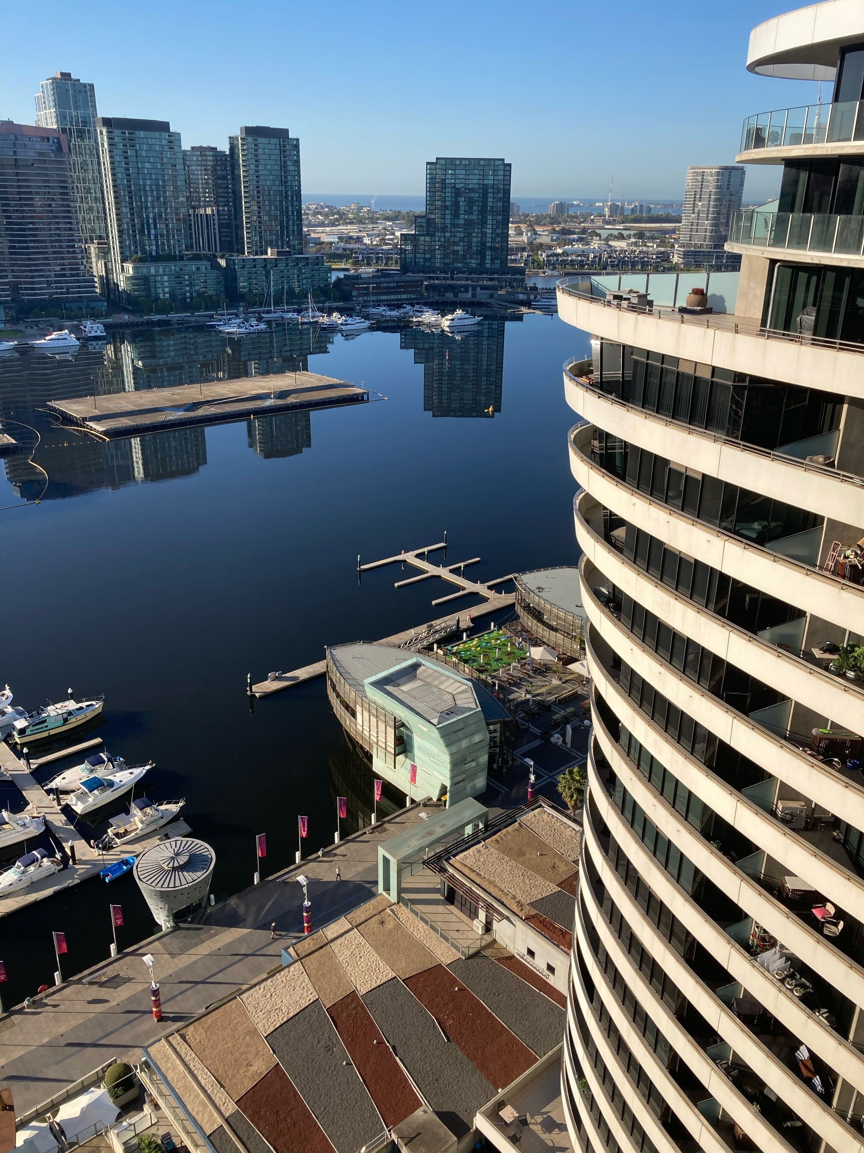 Ballantrae Docklands Apartment 2BD 2BA free WiFi and under cover parking — image 5