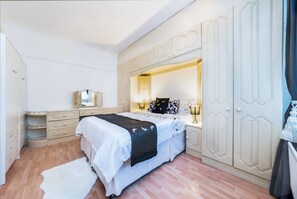 Apartamento City, 1 habitación, no fumadores | 1 dormitorio, tabla de planchar con plancha, wifi gratis y ropa de cama