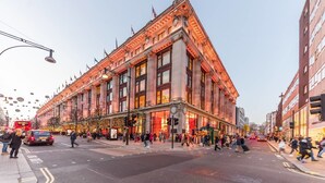 En stor, historisk byggnad med klassisk arkitektur, belägen vid en livlig korsning i stadskärnan.