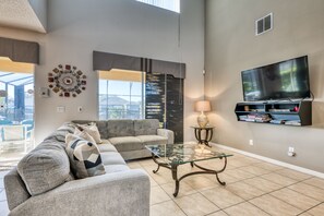 Smart TV, tavolo da calcetto, libri, videoteca