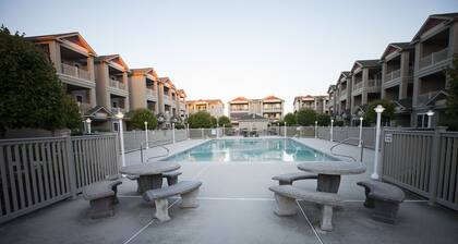 Family Luxury Townhouse, Pool, 2 Car Garage, 5 smart TVs, Internet