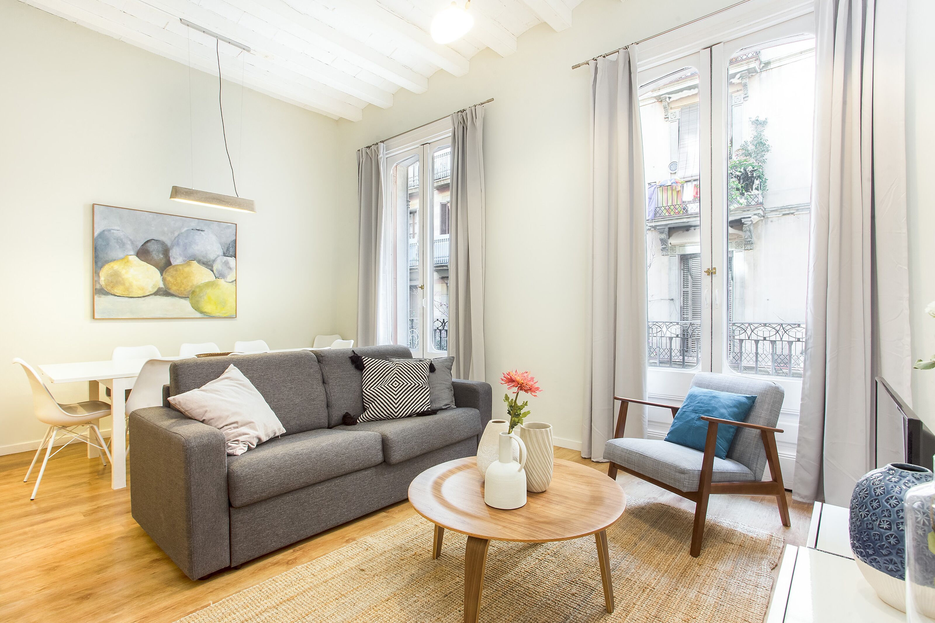 Spacious apartment at few steps to las Ramblas, Liceu and Boqueria Market!