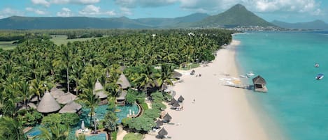 Plage à proximité, chaises longues, serviettes de plage