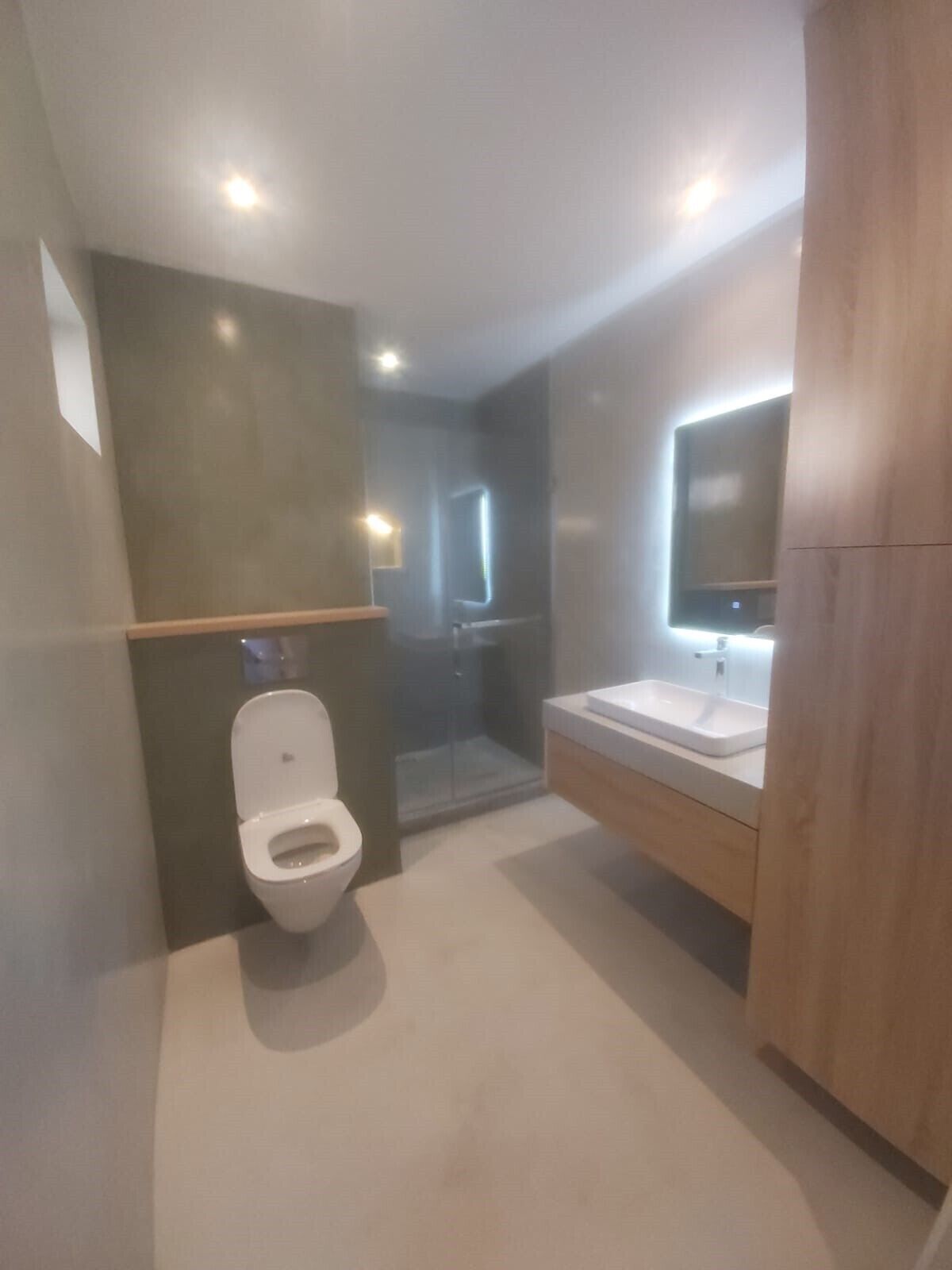 Duschwanne, Haartrockner, Handtücher, Toilettenpapier