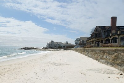 Private Beach - 5 bedroom, 3 bath, sleeps 10 comfortably - Ocean Glimpses