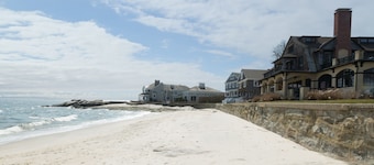 Private Beach - 5 bedroom, 3 bath, sleeps 10 comfortably - Ocean Glimpses