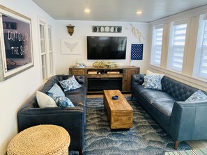 Smart TV, DVD player, books, video library - Private Beach - 5 bedroom, 3 bath, sleeps 10 comfortably - Ocean Glimpses (New London)