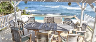 Spacious Off-grid Beachfront Villa - Park Bay House