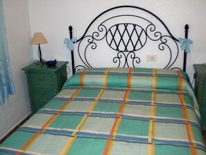 2 habitaciones, tabla de planchar con plancha y ropa de cama
