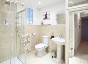 Shower, hair dryer, towels, soap - Host & Stay | View Point Apartment (Port Mulgrave)