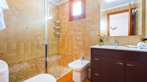 Dusche, Haartrockner, Handtücher