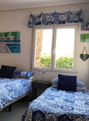 4 chambres, coffre-fort, fer et planche à repasser, lit de bébé portatif