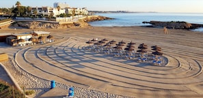 Plage à proximité, chaise longue, serviettes de plage