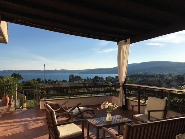 Terrace/patio - House with large terrace, garden and wonderful view on the lake (Trevignano Romano)