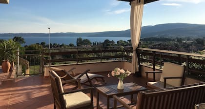 Villa mit großer Terrasse, Garten und Traumblick