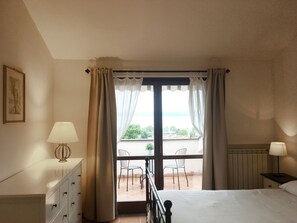 3 chambres, bureau, fer et planche à repasser, lit parapluie