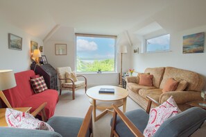 Fernseher, Kamin, DVD-Player, Bücher