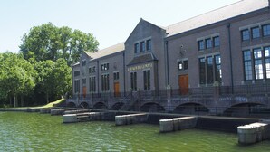 A historic building with a sign reading "LDE NOUDA GEMAAAL" across the front.