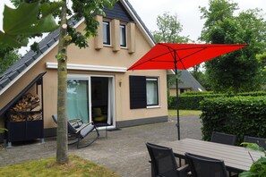 Outdoor dining - Detached house with fully fenced garden and lots of privacy (Sondel)