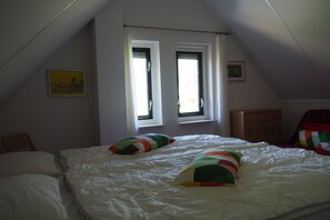 2 bedrooms, iron/ironing board, free WiFi, bed sheets - Detached house with fully fenced garden and lots of privacy (Sondel)