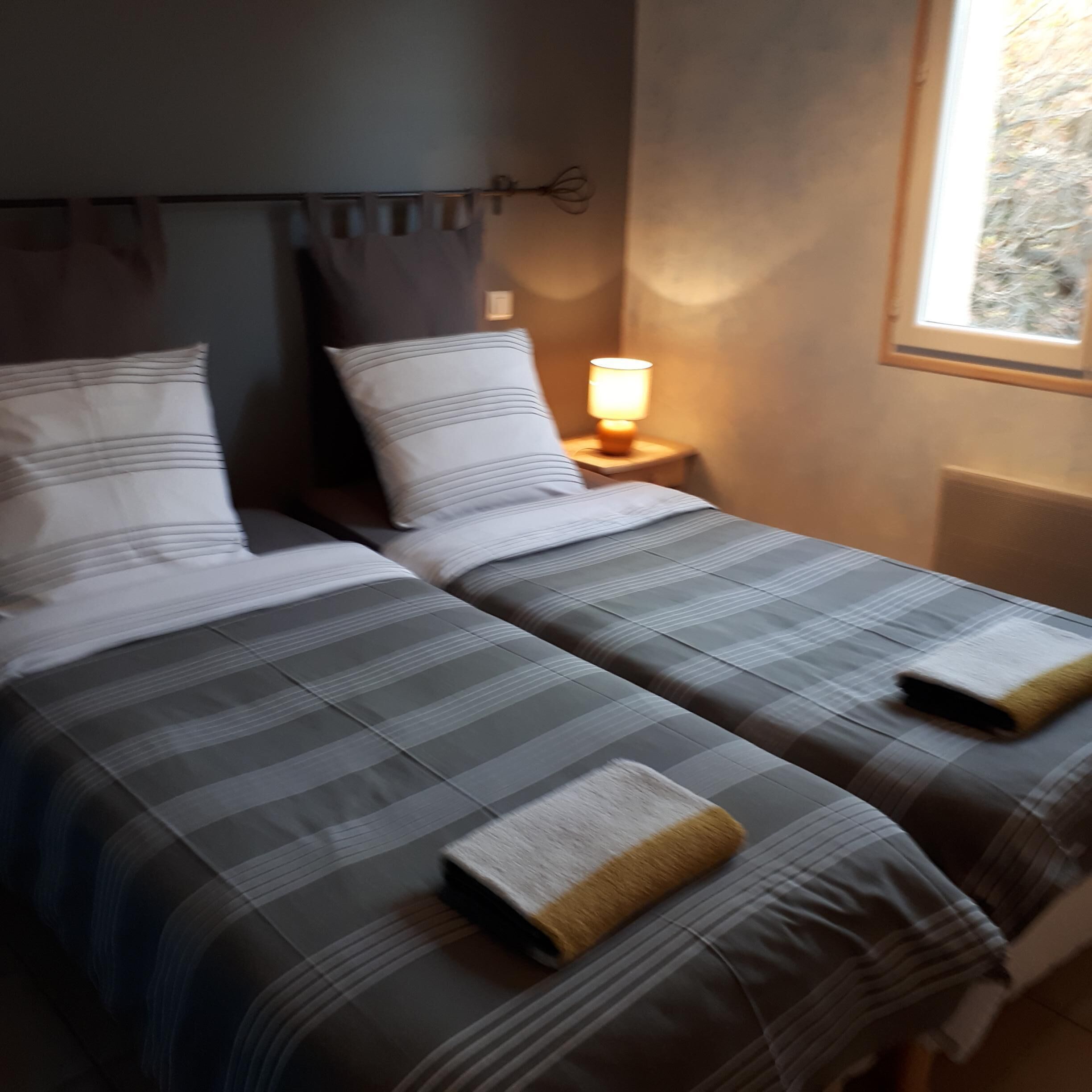 7 chambres, coffres-forts dans les chambres, fer et planche à repasser