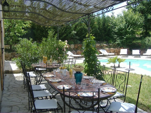 Grande bastide provencale dans un parc arboré avec très grande piscine