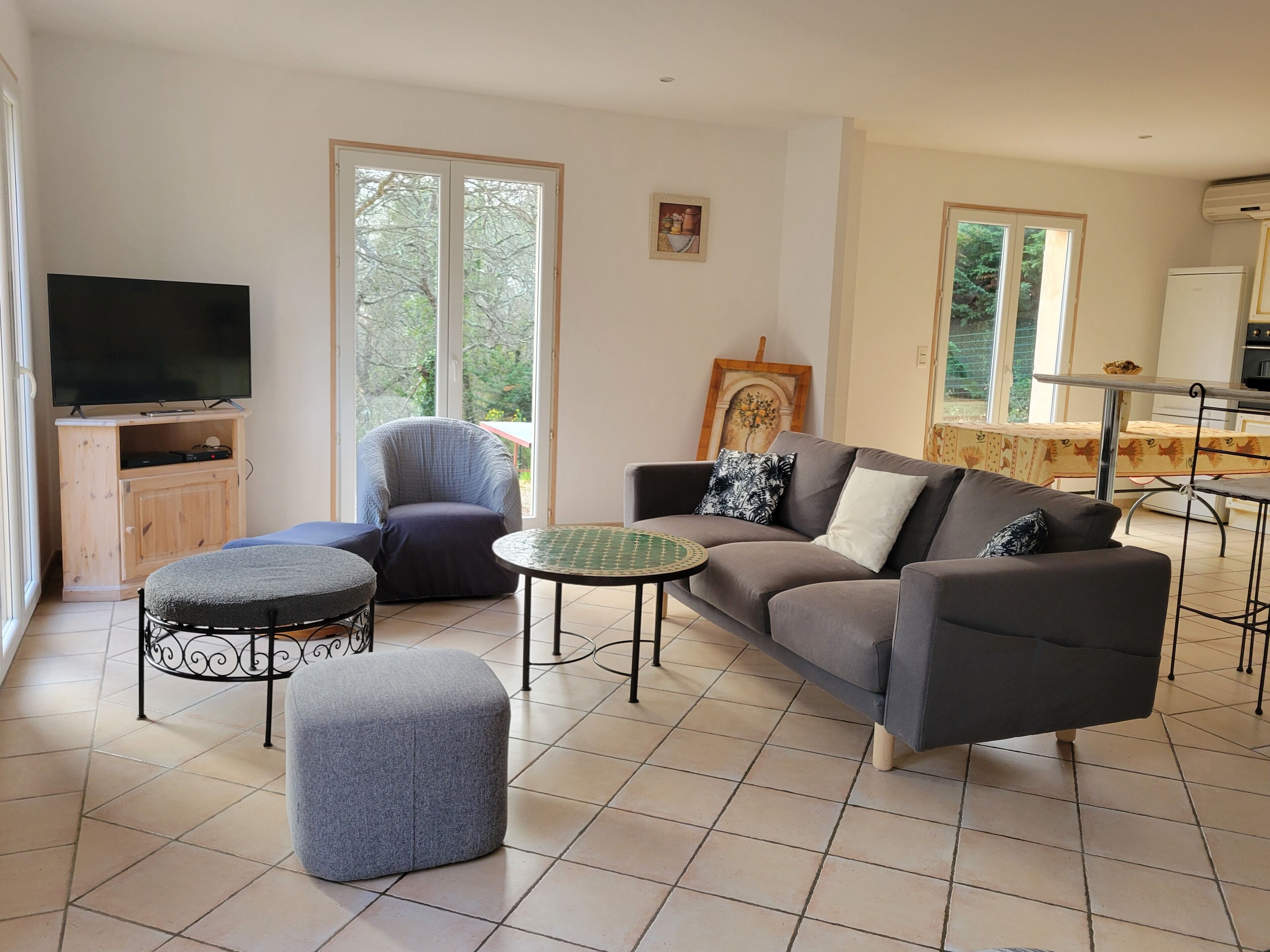 TV connectée, lecteur de DVD, table de tennis de table, chaîne hi-fi