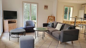 TV connectée, lecteur de DVD, table de tennis de table, chaßne hi-fi