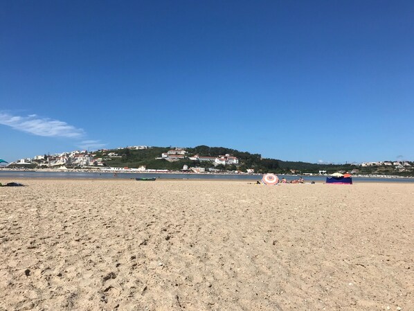 Plage à proximité, chaise longue