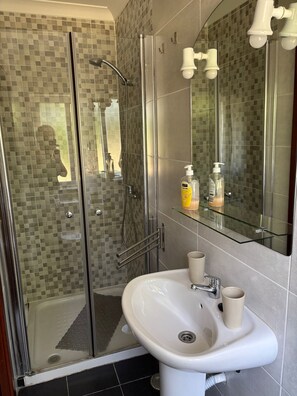 Shower, hair dryer, bidet, towels - House with separate annex, perfect for family groups (Usseira, Obidos)