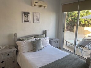 2 habitaciones, tabla de planchar con plancha y cuna de viaje 