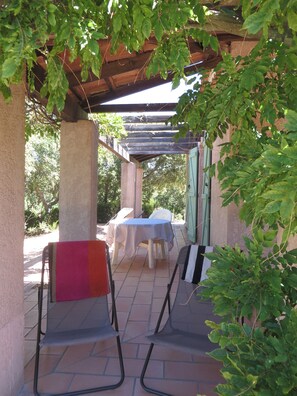 Outdoor dining - Quiet villa with beautiful sea view and terrace a few steps from the beach (La Croix-Valmer)