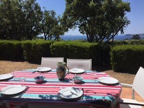 Outdoor dining - Quiet villa with beautiful sea view and terrace a few steps from the beach (La Croix-Valmer)