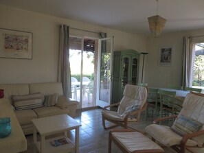 TV, DVD player, books, stereo - Quiet villa with beautiful sea view and terrace a few steps from the beach (La Croix-Valmer)