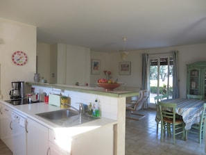 Fridge, microwave, oven, stovetop - Quiet villa with beautiful sea view and terrace a few steps from the beach (La Croix-Valmer)