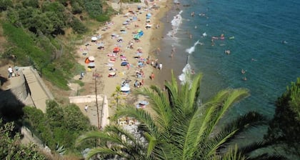 Villa tranquila con hermosa vista al mar y terraza a pocos pasos de la playa.