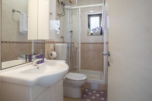 Douche, sĂšche-cheveux, serviettes fournies, savon