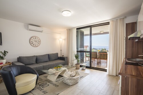 Ferienhaus mit privatem Außenpool, familienfreundlich.