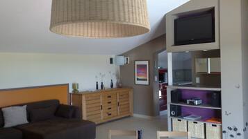 Televisie, een dvd-speler en een stereo