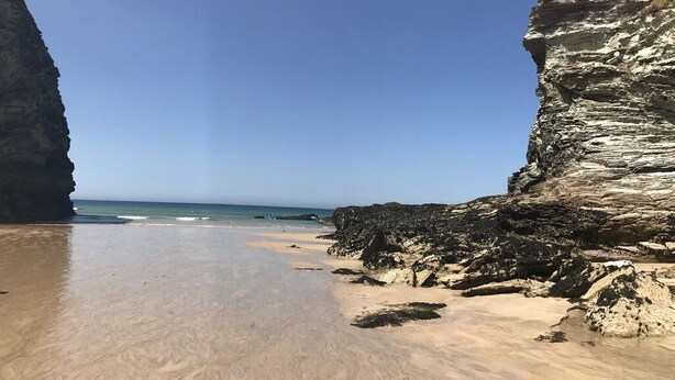 A beach with clear skies, a sandy shore, and rocky cliffs. - Beautiful Modern SeaView Apartment in WatergateBay (Newquay)