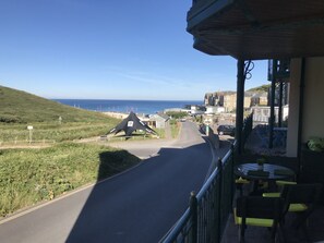 Outdoor dining - Beautiful Modern SeaView Apartment in WatergateBay (Newquay)
