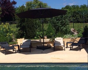 Piscine extérieure, piscine chauffée, chaises longues