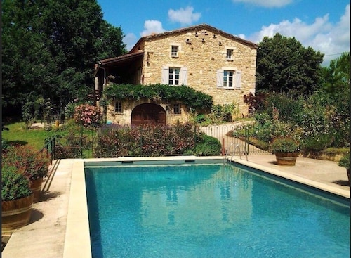 Petit Vue Vert - One  Bedroom Gite with heated pool on edge of medieval village