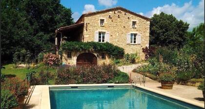 Petit Vue Vert - One Bedroom Gite with heated pool on edge of medieval village