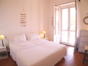 4 soverom, skrivebord, strykejern/-brett og reiseseng for barn