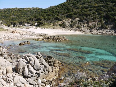 8 camas a 100 metros de la playa de Perdalonga. Wifi y barbacoa.