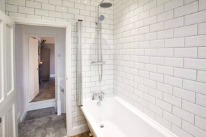 Dusj, hårføner, håndklær og såpe