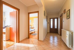 3 chambres, fer et planche à repasser, Wi-Fi, draps fournis