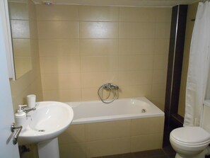 Ensemble douche/baignoire, sĂšche-cheveux, savon, shampoing