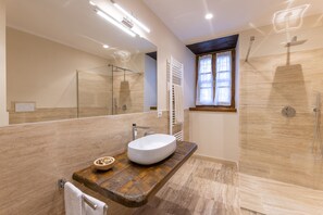 Bruser, hårtørrer, bidet, håndklæder